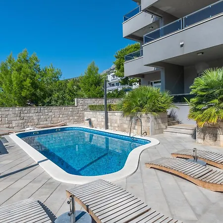 Em * Makarska