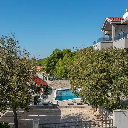 Em Makarska