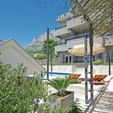 Em Makarska