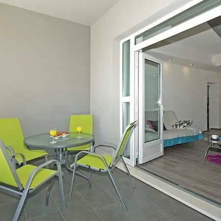 Apartment Em *